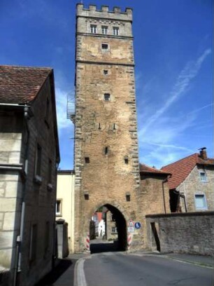 Stadtbefestigung - Ansicht im Süden-Rothenburger Tor (Torturm) über Feldseite mit Durchfahrt und steinernen Torangeln sowie Bossierung und Schießscharten-Obergeschoß im 19 Jh aufgesetzt