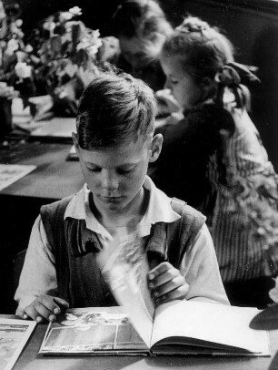 Hamburg. 1948 wurde nach dem Krieg die erste Lesestube für Kinder eingerichtet