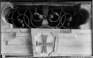 Kürnbach Deutschordenshaus Südseite Ritterkreuz mit schmiedereisenen Gitter