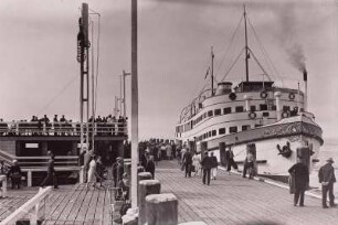 Cuxhaven, Hafen : Cuxhaven. Kai mit Passagier-Bäderdampfer. Steuerbordansicht von vorn