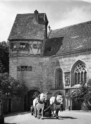 Rothenburg ob der Tauber. Sankt Wolfgangkirche (1475/1493). Teilansicht mit Pferdefuhrwerk