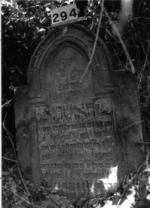 Grabstein 294 (Index: 99897639) Maße HxBxT: 98x71x14 cm Besonderheit: kulturhist. wertv. / künstl.-formale Gründe: Grabstein 294