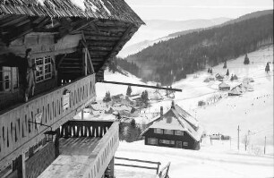 Muggenbrunn: Altes Schwarzwaldhaus mit Balkon und altem Kruzifix