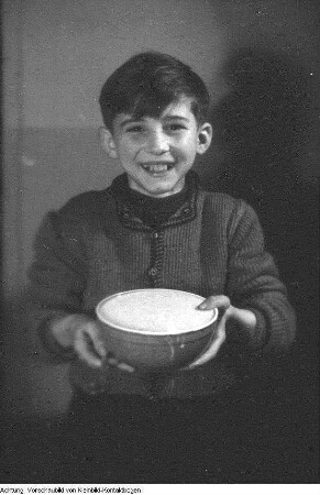 Internationales Rotes Kreuz. Kinderspeisung durchgeführt von der Volkssolidarität, 1949