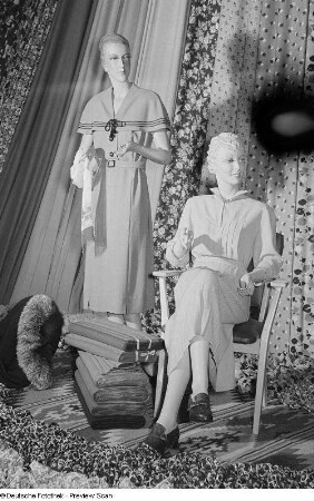 Textilien und Kleidungsstücke an Schaufensterpuppen auf der Leipziger Herbstmesse 1954