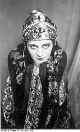 Maria Rajdl als Aithra in der Uraufführung "Die ägyptische Helena" : Maria Rajdl als Aithra in "Die ägyptische Helena" Oper von Richard Strauss. Staatsoper Dresden, Uraufführung am 06.06.1928 als Auftakt der 1. Dresdner Opernfestspiele unter Leitung von Fritz Busch. Mit Elisabeth Rethberg als Helena, Curt Taucher als Menelas, Anneliese Petrich als Hermione, Maria Rajdl als Aithra und Friedrich Plaschke als Altair