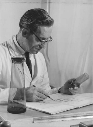 Friedrich Bundtzen beim Zeichnen seiner Glasformen : Friedrich Bundtzen, Leiter des Instituts für Glastechnik und der Werkstatt für Glasgestaltung in Weißwasser, mit zwei Modellen und beim Zeichnen seiner Glasformen