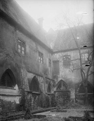 Ehemalige Karmelitenklosterkirche Sankt Anna & Evangelische Pfarrkirche — Kreuzgang