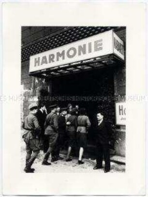 Soldaten und Soldatinnen besuchen das Kabarett "Harmonie" in Tempelhof