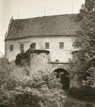 Scharfenberg, Schloss Scharfenberg, Südwestseite mit Torbau