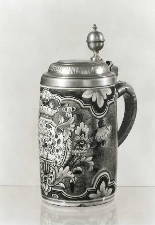 Walzenkrug (mit Deckel). Fayence, bemalt; Höhe 25 cm. Erfurt, M. 18. Jh. Dresden: Kunstgewerbemuseum 43044