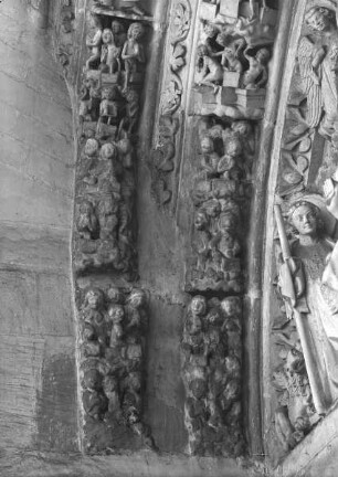 Archivoltenfiguren des rechten Portals: Auferstehende und Verdammte