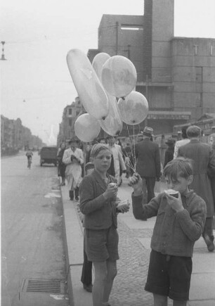 Berlin. Kinder mit Luftballons. Straßenszene