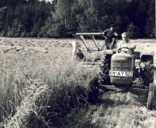 Fotografie: Getreideernte, Getreideerntetechnik, Bindemäher, Standardtraktor