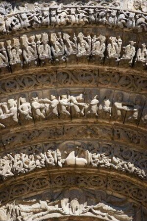 Frankreich. Poitou Charentes. Maritime. Saintes. Abbaye aux Dames. Turm der Abteikirche. Torbogen Portal