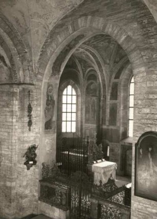 Prag (Praha). Hradschin. Kirche des hl. Georg (Sv. Jiri). Blick in die Kapelle der hl. Ludmilla (13./14. Jh.) unter dem Südturm. Ansicht mit Gitter (1730)