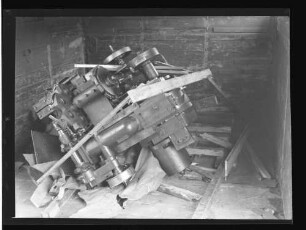 Stuttgart, Abstellbahnhof (beschädigte Maschinen im Güterwagen)