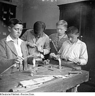 Schüler beim Bau des Modells eines Segelflugzeuges im Unterricht