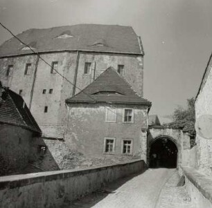 Leisnig, Burg Mildenstein, Vorderschloss, Kornhaus mit Tor