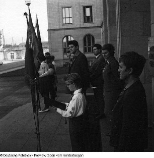 Werner Moke, 1. Sekretär der Bezirksleitung der FDJ Dresden, nimmt vor der Verkehrshochschule in Dresden einen Appell der FDJ und der Jungen Pioniere ab (wahrscheinlich Verabschiedung einer Delegation zu einem Treffen)