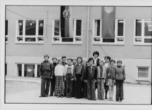 Die Lehrerin H. R. (Artur Becker Oberschule ?) mit einer Schulklasse