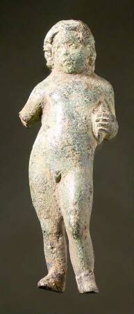 Römische Statuette eines stehenden nackten Knaben mit Diskos unter dem linken Arm, der rechte Unterarm abgebrochen