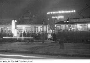 Nachtansicht der Straßenbahnhaltestelle am Hauptbahnhof