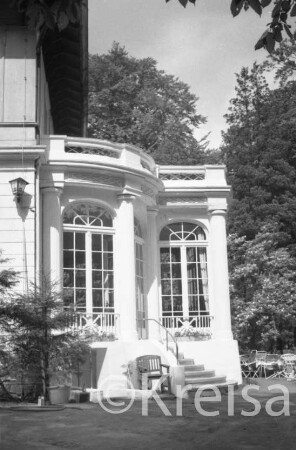 Parkhotel Manhagen: seitliche Gartenfront mit Veranda