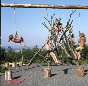 Schwalm-Eder-Kreis. Kletternde Kinder auf einem Abenteuerspielplatz
