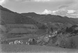 Bad Peterstal im Schwarzwald, Ortsteil mit Kurhaus : Bad Peterstal-Griesbach. Ortsteilansicht von einer Anhöhe über das Renchtal mit Kurhaus Sanatorium Sophien-Quelle