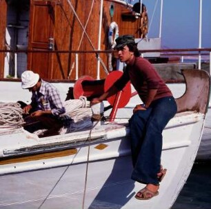Paros. Männer auf einem Boot im Hafen. K2