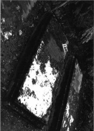 Grabstein 146 (Index: 100091462) Material: Granit Zustand: gut Maße HxBxT: 200x80x40 cm Beschreibung: Grabplatte auf erhöhter Grabeinfassung: Grabstein 146