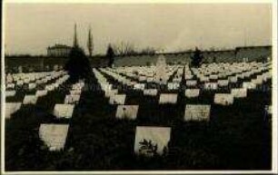 Soldatengräber auf dem Friedhof Certosa in Bologna