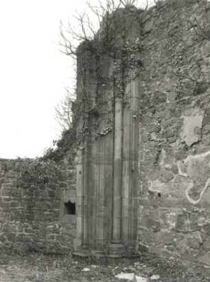 Meißen-Klosterhäuser, Hochuferstraße. Ruine des Benediktiner-Nonnenklosters zum Heiligen Kreuz (1201/1250). Säulenrest