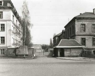 Dresden-Albertstadt. Stauffenbergallee (nordöstlich St.-Pauli-Friedhof). Ehemalige Kaserne der Sowjetarmee. Gebäude südöstlich der S-Kurve (links) und Toranlage mit Wachgebäude. Straßenansicht