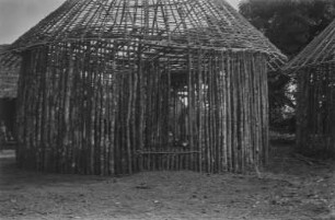 Rohbau : Grundgerüst einer Rundhütte im Bau.
