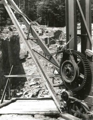 Wehrsdorf (Kreis Bautzen). Kran eines Steinbruchs im Lausitzer Granit. Detail: Ratsche mit Bandbremse