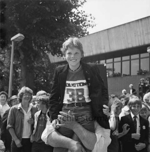 Kindervogelschießen: Exer: Schießplatz vor Stormarnhalle: Hauptkönig Matthias Kosuch wird hochgehoben: Schüler, Zuschauer: hinten Stormarnhalle, 23. Juni 1981