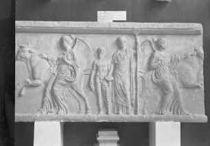 Basis — Opferszene: Dionysos, 2 Niken mit Stieren
