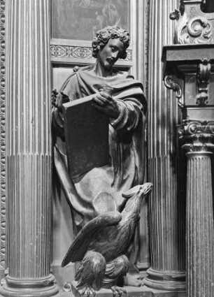 Hochaltar, Detail Obergeschoss, 2. Figur von links: Evangelist Johannes