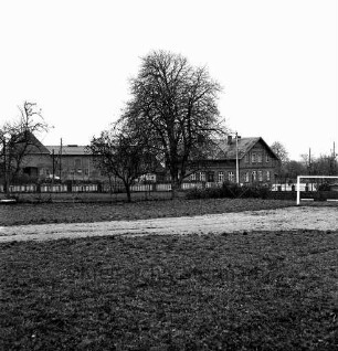 Schlamersdorf: Sportplatz: rechts Fußballtor: hinten Bäume: dahinter Bauerngehöft von Bürgermeister Ewald Ramm