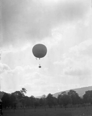 Ballonfahrertreffen. Fahrender Ballon über Thüringen