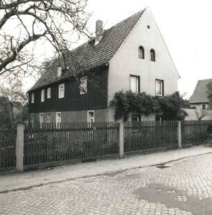 Dresden-Cossebaude, Hauptstraße 5. Bauernhaus (1800). Straßenansicht mit Einfriedung von Nordwesten