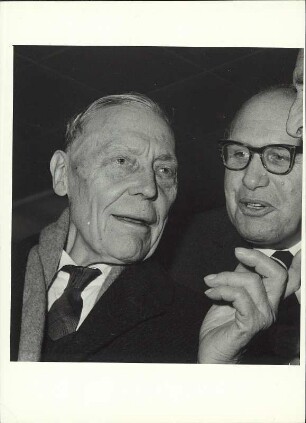 Der Fotograf Heinrich Hamann im Gespräch zur Eröffnung einer Fotoausstellung in den siebziger Jahren in Hamburg