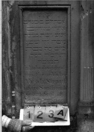 Grabstein 123 (Index: 100100313) Zustand: oben abgebrochen Maße HxBxT: 190x82x45 cm Symbolik: Sterne: Grabstein 123A