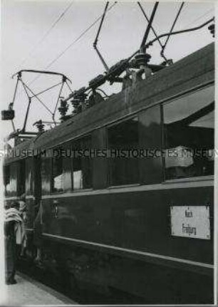 Triebwagen der Höllentalbahn im Bahnhof Titisee (Südschwarzwald)