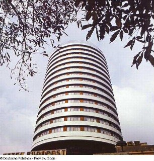 Budapest, Szilágyi Erzsébet fasor 47. Hotel Budapest (Eröffnung 1967). Eingangsseite