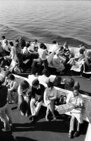 32. Tagung 1982 Physiker; Mainaufahrt: Schiffsgesellschaft von oben