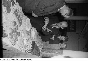 Besuch ausländischer Genossenschaftler in einer Großbäckerei