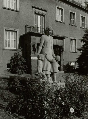 Glauchau, Kinderkrippe, Figurengruppe am Haupteingang